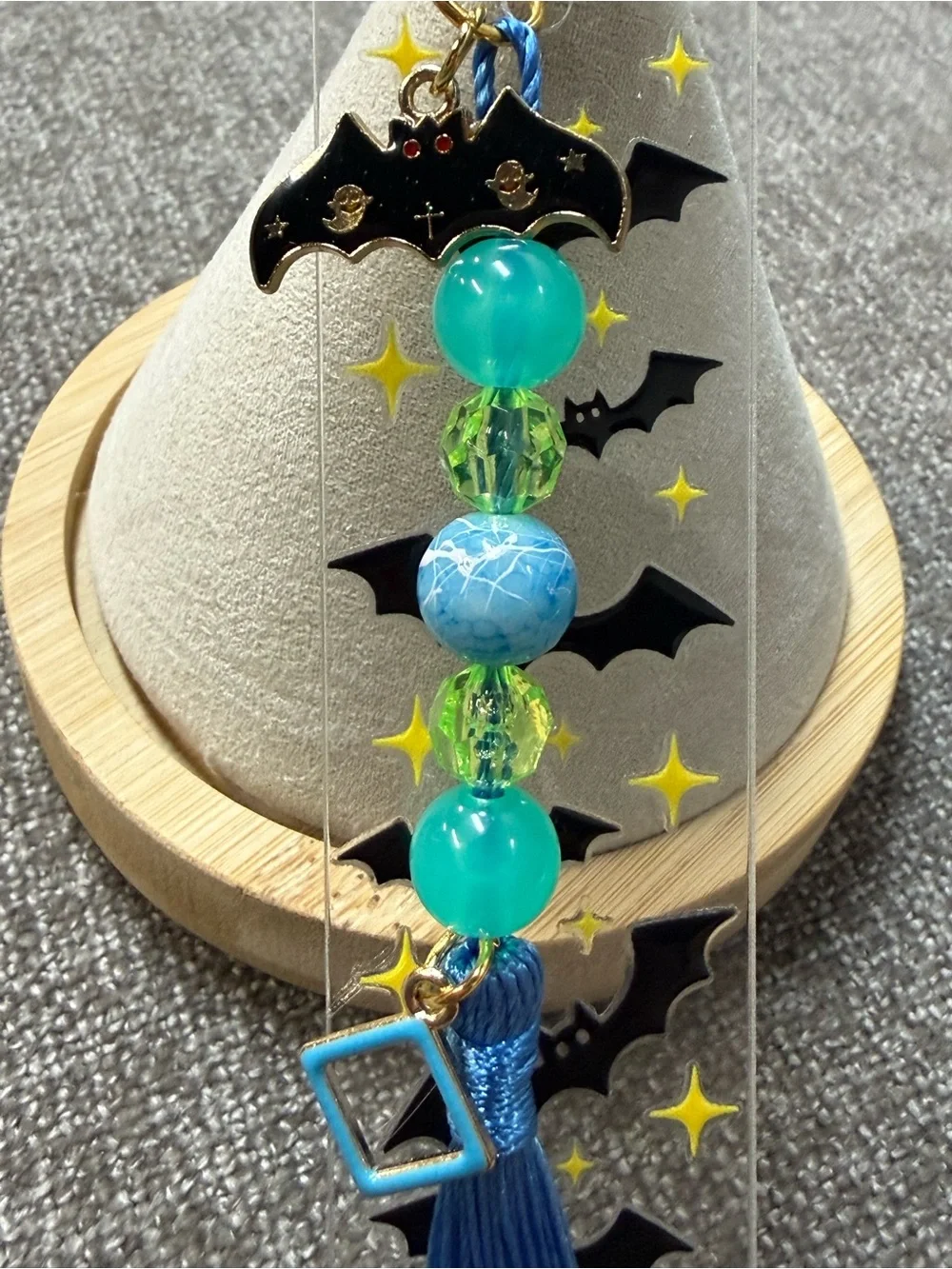🦇 Acrylic bookmark “Bats” design, beads and 2 Charms. NWOT (Size small )